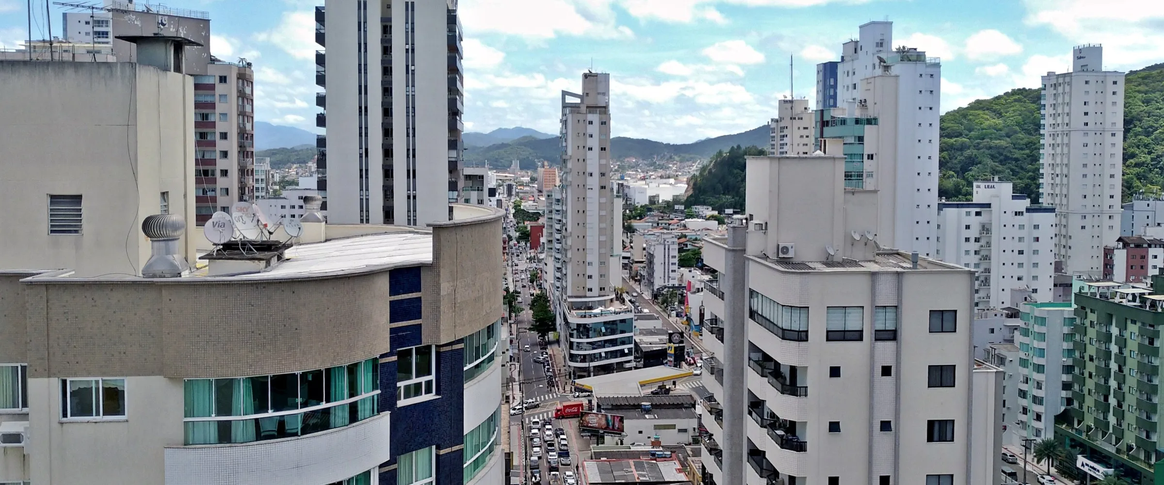 Edifícios residenciais lado a lado na Avenida Alvin Bauer, em Balneário Camboriú