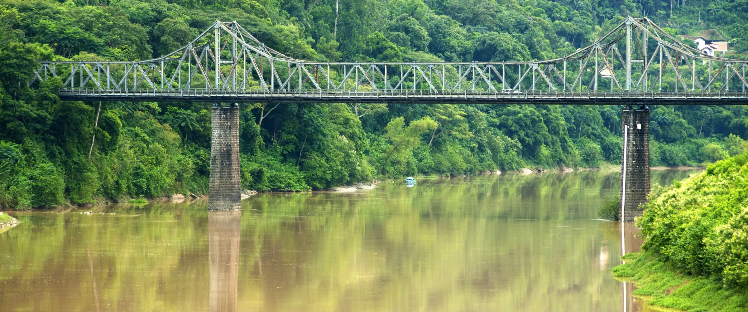 Ponte de ferro sobre o rio Itajaí-Açu, em Blumenau