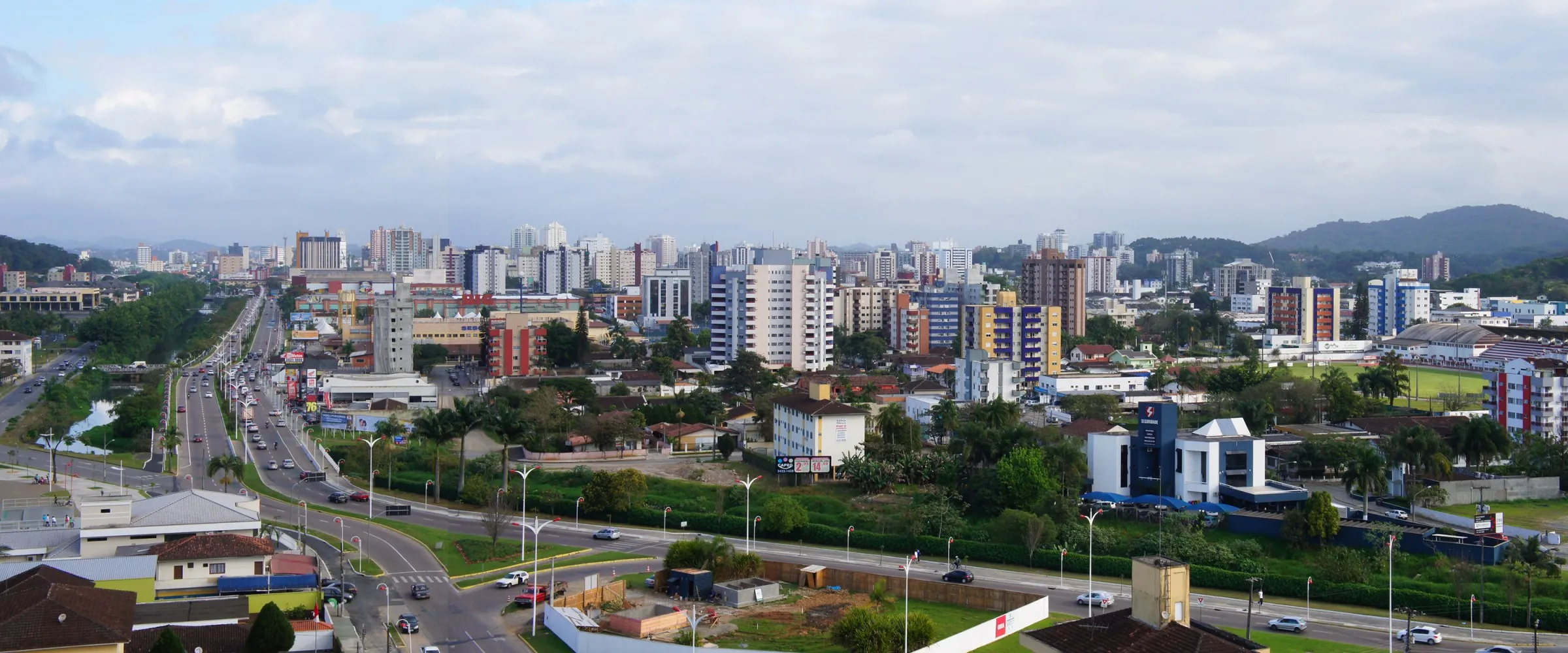 Vista panorâmica do centro de Joinville, com prédios e avenida