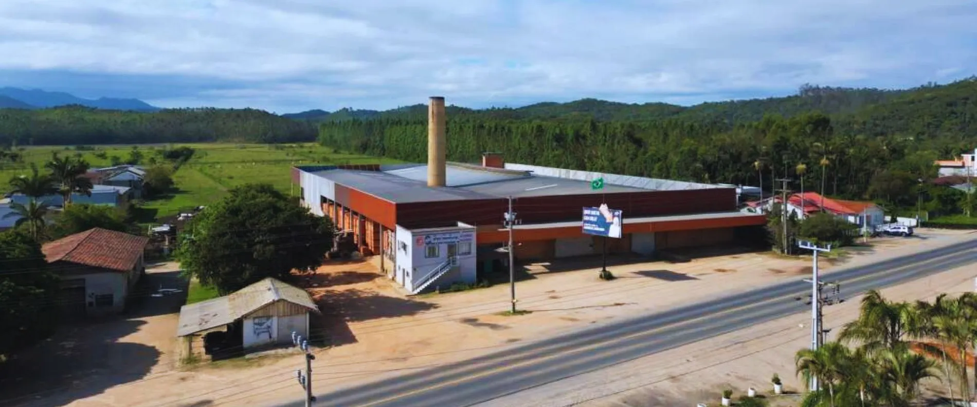 A fábrica da Cerâmica Santo Amaro na Rodovia SC-410, em Canelinha