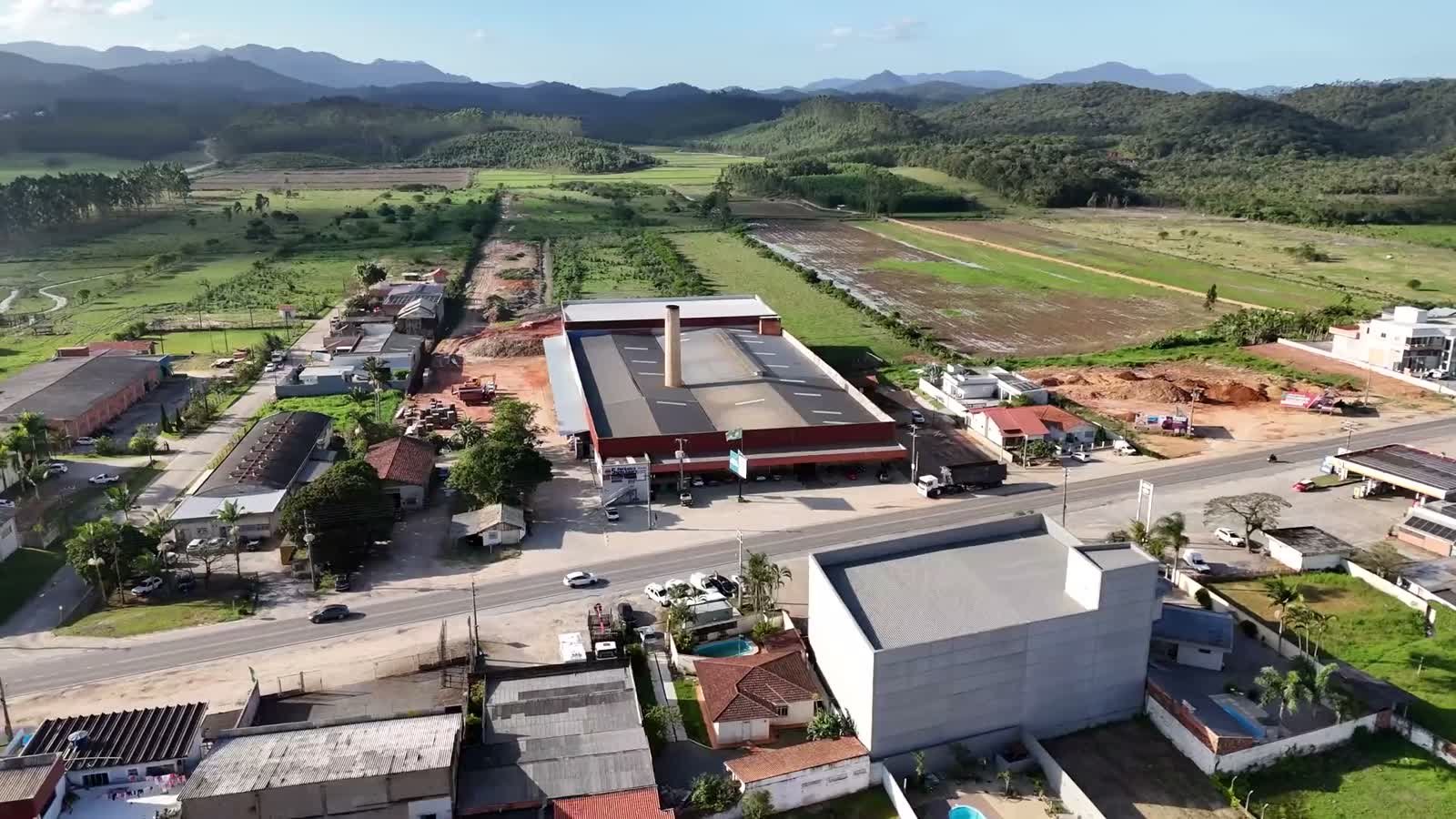 A fábrica vista de cima, a fachada com o letreiro e o pátio de argila